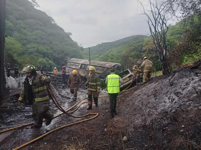 Meksika'da zincirleme trafik kazasında yakıt tankeri devrildi: 8 kişi yanarak can verdi