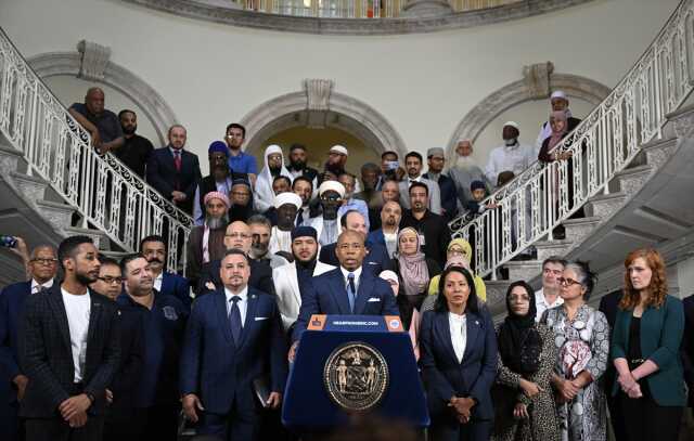 New York'ta bir ilke imza atıldı! Belediye Başkanı duyurdu: Cuma namazı vaktinde megafondan ezan okunabilecek New York'ta bir ilke imza atıldı! Belediye Başkanı duyurdu: Cuma namazı vaktinde megafondan ezan okunabilecek