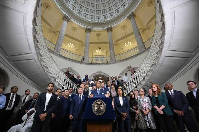 New York'ta bir ilke imza atıldı! Belediye Başkanı duyurdu: Cuma namazı vaktinde megafondan ezan okunabilecek New York'ta bir ilke imza atıldı! Belediye Başkanı duyurdu: Cuma namazı vaktinde megafondan ezan okunabilecek