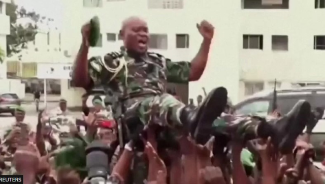Gabon'da askeri darbe sonrası askerler tarafından yeni başkan olarak atanan Gen Nguema askerler ve vatandaşlar tarafından omuzlarda taşınd