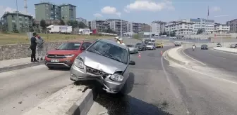 Karabük'te Otomobil Kaldırıma Çarptı: 2 Yaralı