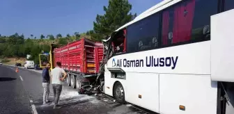 Adana'da Tıra Arkadan Çarpan Otobüs Kazası: 2 Ölü, 12 Yaralı
