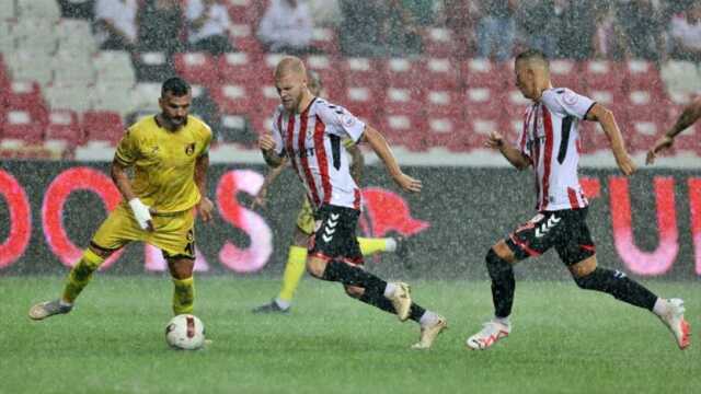 Samsunspor-İstanbulspor maçı sağanak yağış sebebiyle ertelendi Samsunspor-İstanbulspor maçı sağanak yağış sebebiyle ertelendi