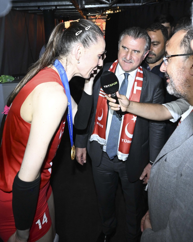 Cumhurbaşkanı Erdoğan, Avrupa şampiyonluğu sonrası kaptan Eda Erdem ile konuştu: Çok çekişmeli bir maç oldu