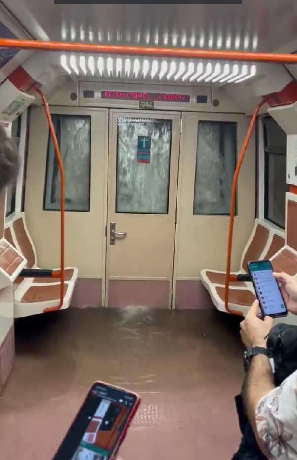 Görüntü Madrid'den! Sel suları metroyu bastı, vatandaşlar büyük panik yaşadı