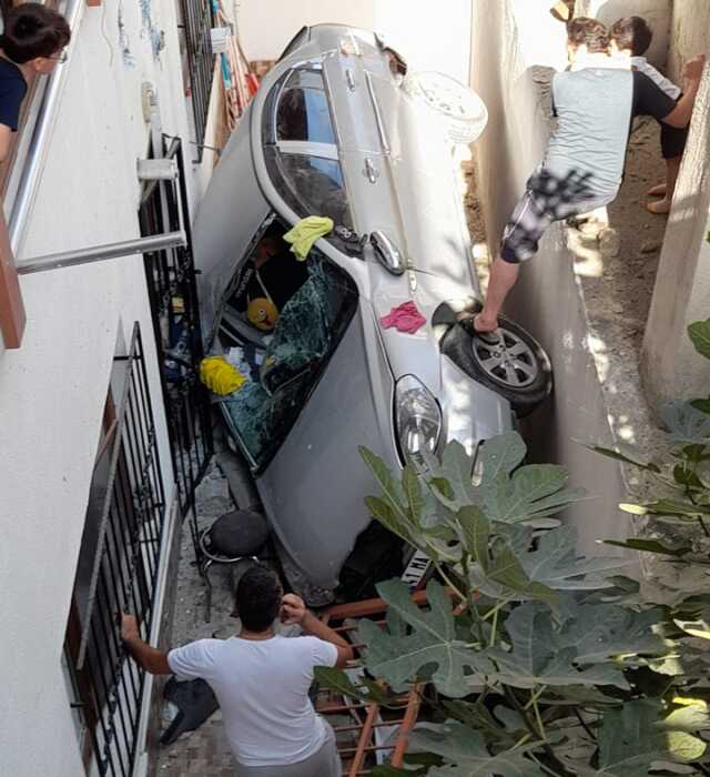 Çocukların içinde oynadığı otomobil 5 metre yükseklikten apartman boşluğuna düştü Çocukların içinde oynadığı otomobil 5 metre yükseklikten apartman boşluğuna düştü