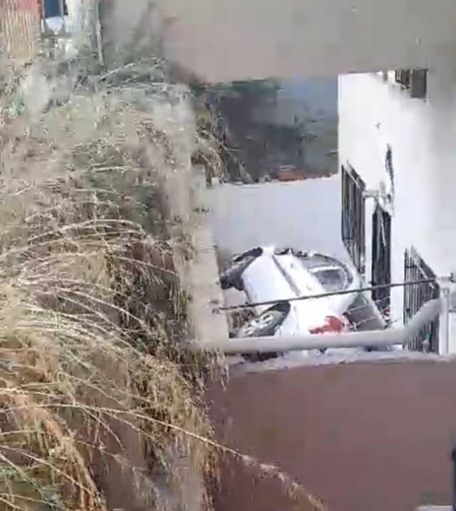 Çocukların içinde oynadığı otomobil 5 metre yükseklikten apartman boşluğuna düştü Çocukların içinde oynadığı otomobil 5 metre yükseklikten apartman boşluğuna düştü