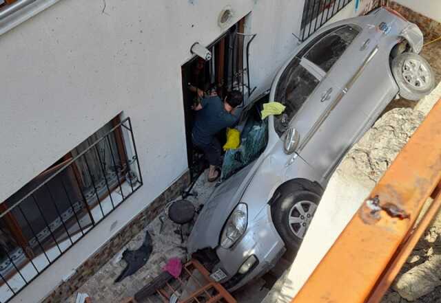 Çocukların içinde oynadığı otomobil 5 metre yükseklikten apartman boşluğuna düştü Çocukların içinde oynadığı otomobil 5 metre yükseklikten apartman boşluğuna düştü