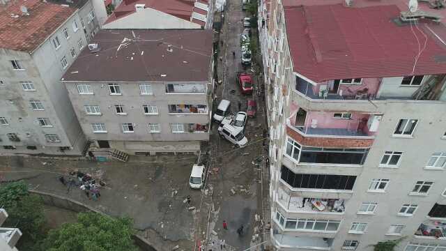 İstanbul'da sel sularının viraneye çevirdiği sokaklar böyle görüntülendi İstanbul'da sel sularının viraneye çevirdiği sokaklar böyle görüntülendi