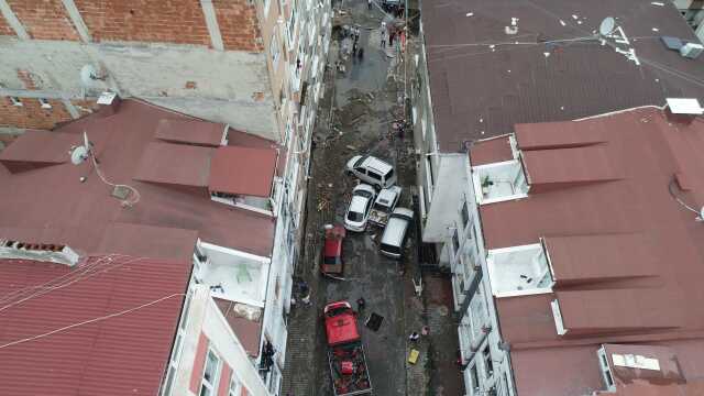 İstanbul'da sel sularının viraneye çevirdiği sokaklar böyle görüntülendi İstanbul'da sel sularının viraneye çevirdiği sokaklar böyle görüntülendi
