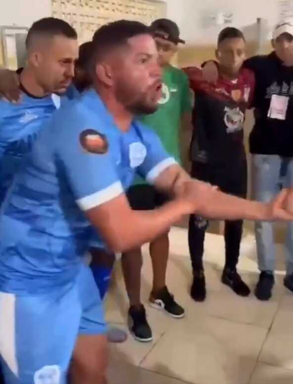 Motivasyon konuşmasına kendini fazla kaptıran kaptan, takım arkadaşına yapmadığını bırakmadı Motivasyon konuşmasına kendini fazla kaptıran kaptan, takım arkadaşına yapmadığını bırakmadı