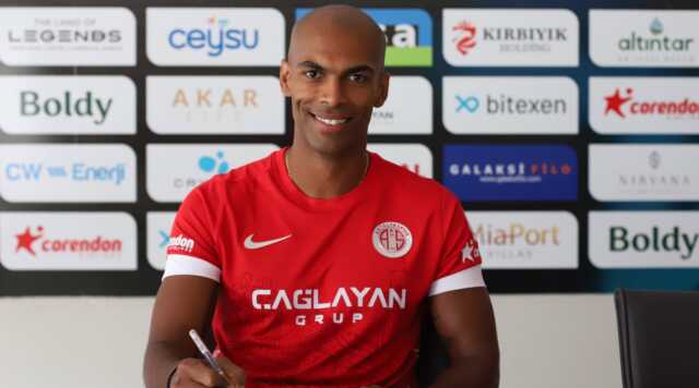 Antalyasporlu futbolcu Naldo'nun ailesi trafik kazası geçirdi! Arabadan fırlayan oğlunun durumu kritik Antalyasporlu futbolcu Naldo'nun ailesi trafik kazası geçirdi! Arabadan fırlayan oğlunun durumu kritik