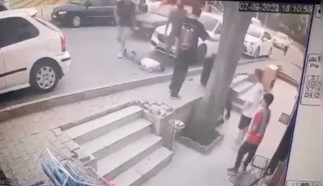 Berberde sıra kavgası! Tek yumrukla yere düşen genç hayatını kaybetti