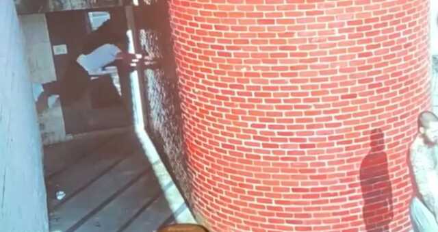 Cinayet yükümlüsü iki duvar arasındaki boşluğa tırmanarak cezaevinden kaçmayı başardı Cinayet yükümlüsü iki duvar arasındaki boşluğa tırmanarak cezaevinden kaçmayı başardı