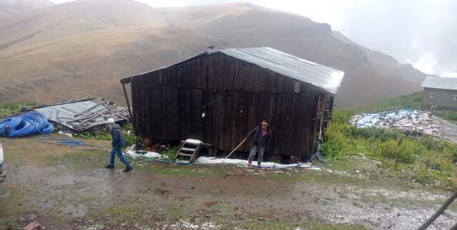 Artvin ve Rize'nin yüksek kesimlerine mevsimin ilk karı düştü! Yaylalar ve dağ etekleri beyaz örtüyle kaplandı Artvin ve Rize'nin yüksek kesimlerine mevsimin ilk karı düştü! Yaylalar ve dağ etekleri beyaz örtüyle kaplandı