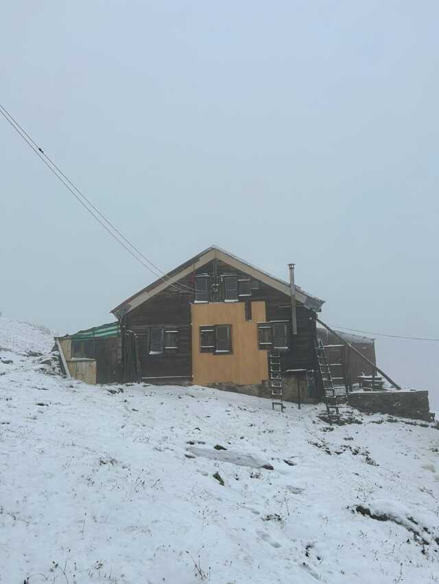 Artvin ve Rize'nin yüksek kesimlerine mevsimin ilk karı düştü! Yaylalar ve dağ etekleri beyaz örtüyle kaplandı Artvin ve Rize'nin yüksek kesimlerine mevsimin ilk karı düştü! Yaylalar ve dağ etekleri beyaz örtüyle kaplandı