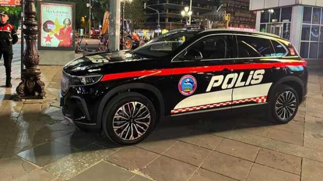 Polis aracı olarak kullanılan TOGG Kızılay Meydanı'nda görevde