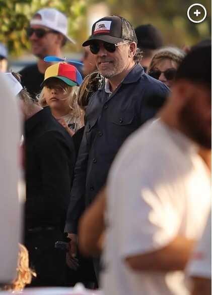 Joe Biden'in oğlu Hunter Biden eşi ve oğlu ile bedava pizza sırasında beklerken görüntülendi