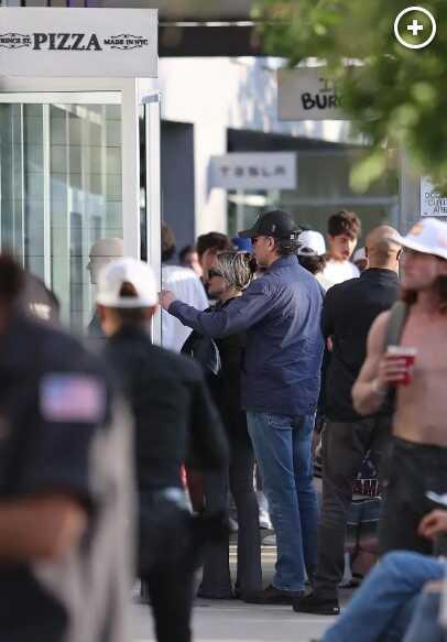 Joe Biden'in oğlu Hunter Biden eşi ve oğlu ile bedava pizza sırasında beklerken görüntülendi