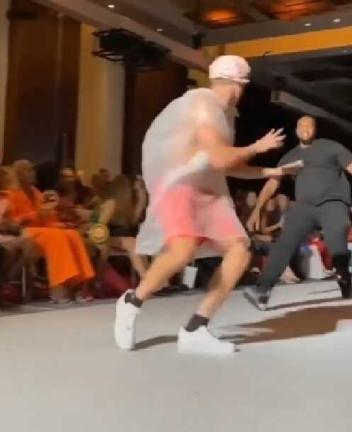 New York Moda Haftası'nda çöp poşeti ve boneyle yürüyen YouTuber Fred Beyer, podyumdan uzaklaştırıldı New York Moda Haftası'nda çöp poşeti ve boneyle yürüyen YouTuber Fred Beyer, podyumdan uzaklaştırıldı