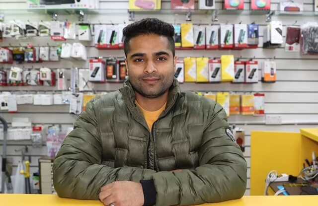 Cep telefonu mağazasına giren maskeli soyguncular üç dakika içinde 86,000 dolarlık telefon çaldı