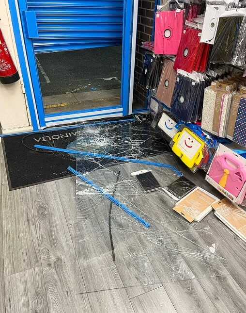 Cep telefonu mağazasına giren maskeli soyguncular üç dakika içinde 86,000 dolarlık telefon çaldı