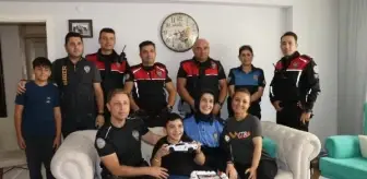 Polislerden bedensel engelli çocuğa doğum günü sürprizi