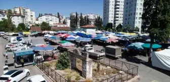 Antalya'da Milli Mücadele sürecinde toplantılara ev sahipliği yapan Osman Ağa'nın narenciye bahçesinin tarihi kapısı semt pazarının ortasında kaldı