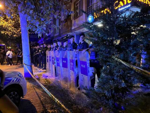 Esenyurt'ta alacak verecek kavgasında bir kişi boğazından bıçaklanarak hayatını kaybetti Esenyurt'ta alacak verecek kavgasında bir kişi boğazından bıçaklanarak hayatını kaybetti