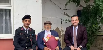 Havsa Kaymakamı İsmail Hakkı Batı, 98 yaşındaki Hasan Kaya'yı ziyaret etti