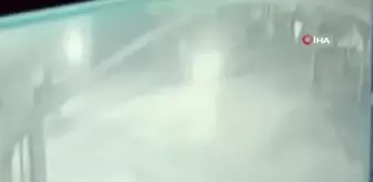 Kahramanmaraş'ta motosiklet ile hafif ticari aracın çarpıştığı kaza kamerada: 2 yaralı