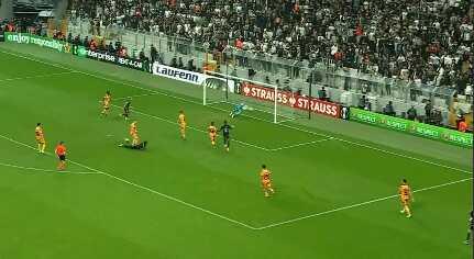 Takımı sırtlamaya devam ediyor! Aboubakar'dan olağanüstü bir gol daha