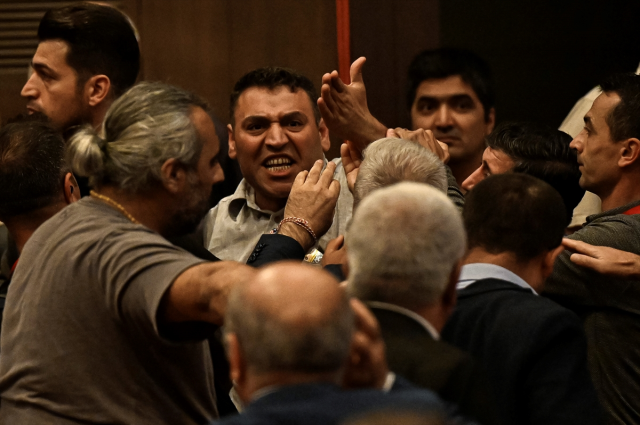 CHP İstanbul İl Kongresi kavgaya sahne oldu