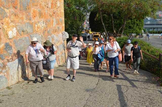 İsrail'deki gerginlik sonrası dev gemi 2.542 yolcusuyla Alanya'ya geldi İsrail'deki gerginlik sonrası dev gemi 2.542 yolcusuyla Alanya'ya geldi