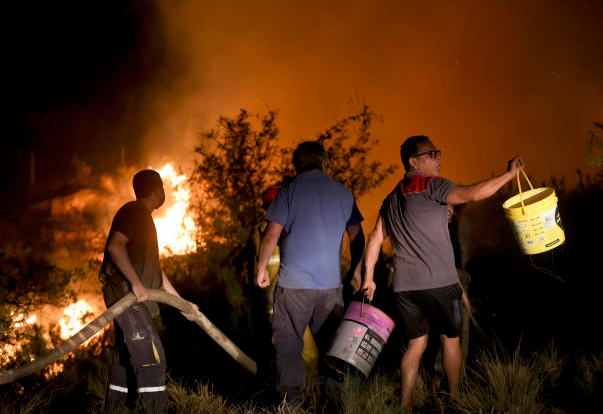 Arjantin'deki orman yangını yerleşim yerlerine sıçradı! Görüntüler korkunç