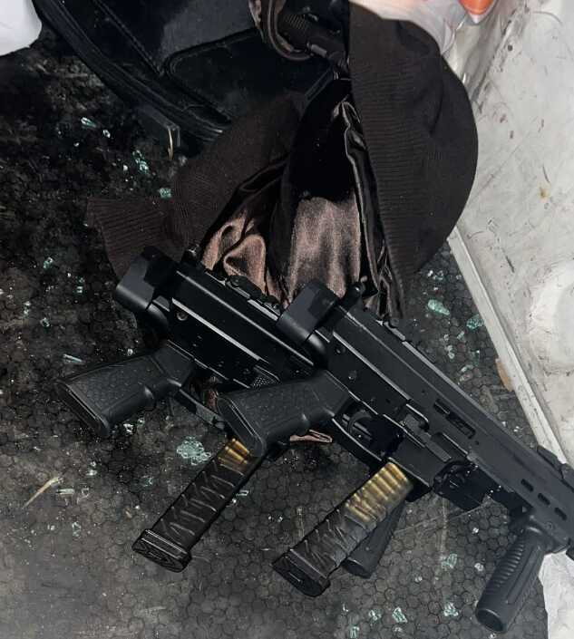 Eyüpsultan'da polisin kovaladığı aracın bagajından cephanelik çıktı Eyüpsultan'da polisin kovaladığı aracın bagajından cephanelik çıktı