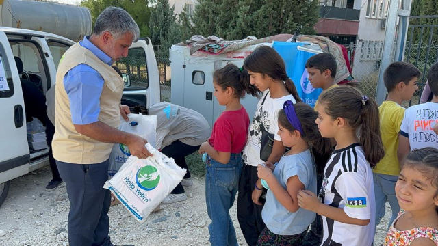 Avrupalı Gurbetçilerden Türkiye'deki İhtiyaç Sahibi Çocuklara Kırtasiye Yardımı