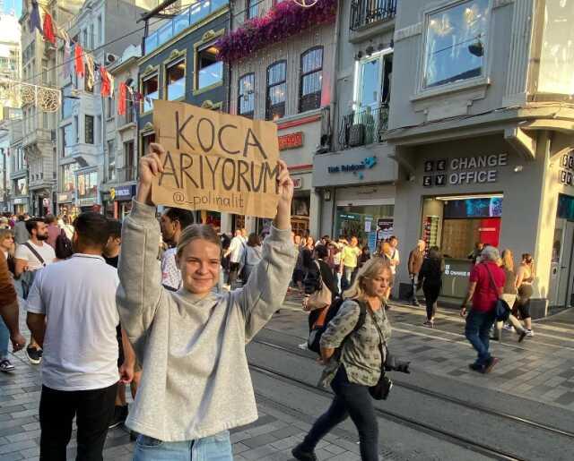 Taksim'de Belaruslu genç kadın 'Koca arıyorum' dövizi açtı: Bu bir şaka değil