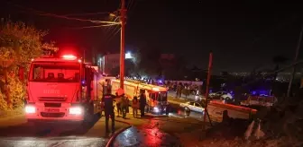 Antalya Kepez'te çıkan yangında ev ve odunluktaki iki motosiklet kullanılamaz hale geldi