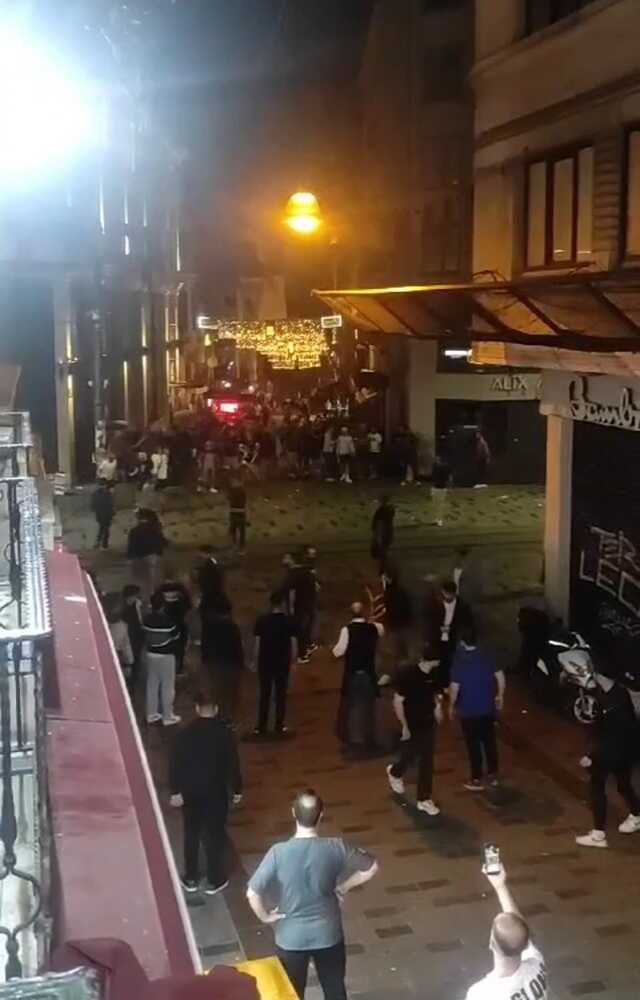 Galatasaray maçı öncesi Bayern Münih taraftarı Taksim'i birbirine kattı: 5 yaralı