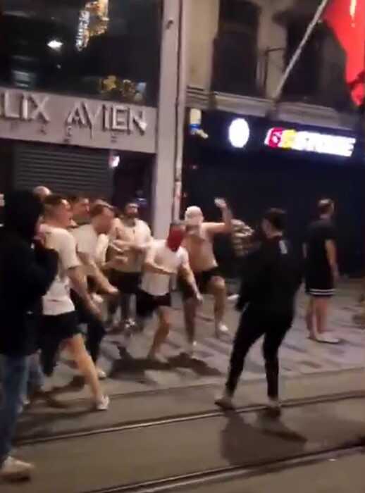 Galatasaray maçı öncesi Bayern Münih taraftarı Taksim'i birbirine kattı: 5 yaralı