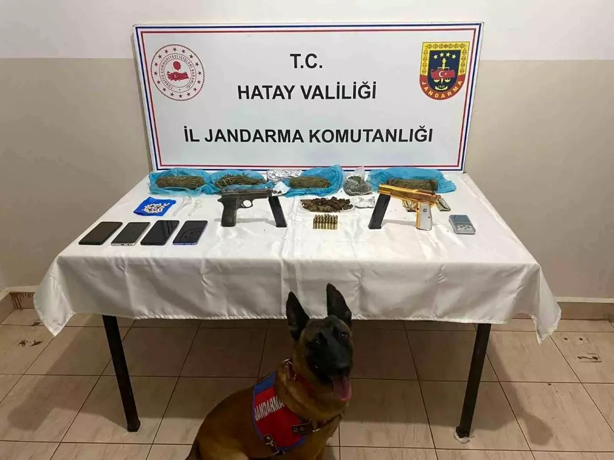 Hatay Da Yap Lan Operasyonda Tabanca Ve Kilo Gram Esrar Ele