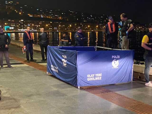 İzmir'de denizden ayağına su dolu bidon bağlı bir erkek cesedi çıkarıldı İzmir'de denizden ayağına su dolu bidon bağlı bir erkek cesedi çıkarıldı