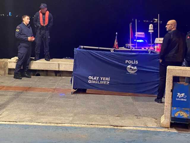 İzmir'de denizden ayağına su dolu bidon bağlı bir erkek cesedi çıkarıldı İzmir'de denizden ayağına su dolu bidon bağlı bir erkek cesedi çıkarıldı
