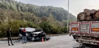 Karabük'te minibüsün kamyonla çarpışması sonucu 1 kişi hayatını kaybetti