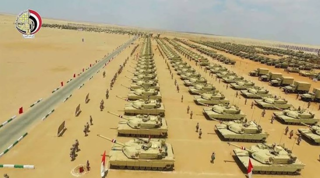 Mısır Cumhurbaşkanı Sisi, Süveyş'teki Üçüncü Saha Ordusu Dördüncü Zırhlı Tümenini denetledi