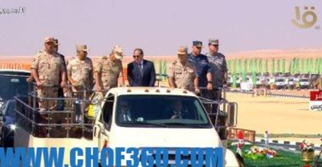 Mısır Cumhurbaşkanı Sisi, Süveyş'teki Üçüncü Saha Ordusu Dördüncü Zırhlı Tümenini denetledi