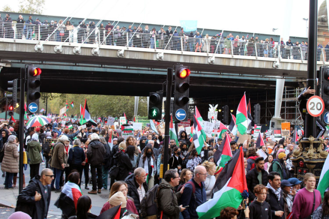 Londra'da on binlerce kişi Filistin'e destek için sokaklara indi