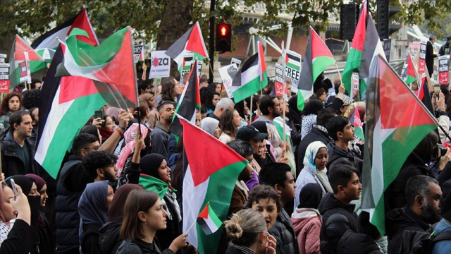 Londra'da on binlerce kişi Filistin'e destek için sokaklara indi