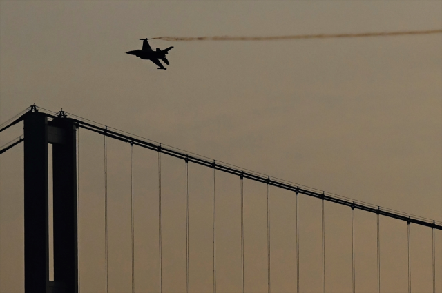 Cumhuriyet kutlamalarına damga vuran görüntü! F-16 köprünün altından geçti mi geçmedi mi?